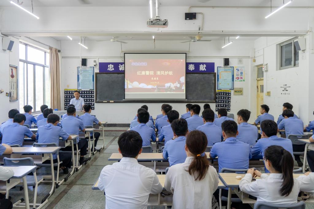 为引导毕业生坚定理想信念